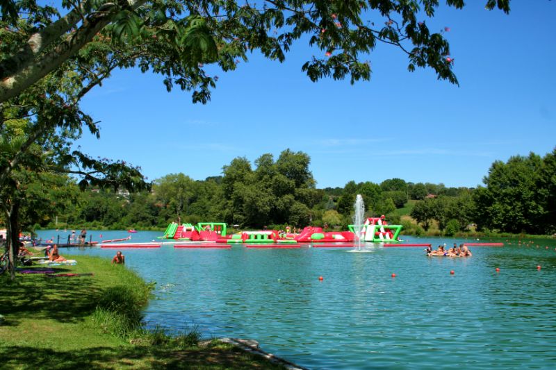 Le lac privé de 2,5 hectares avec sa plage