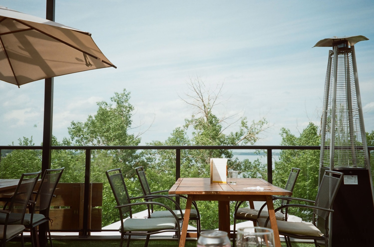 Terrasse du restaurant face au lac